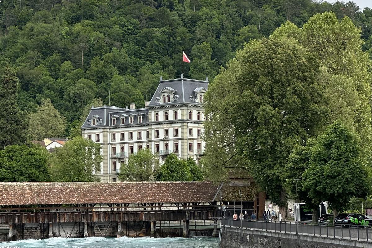 Ponton de bois sur le lac d'Annecy au coucher du soleil